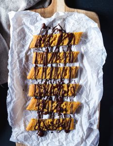 saffranssnittar med mörk choklad