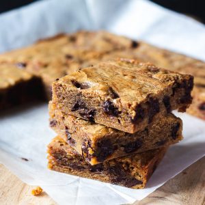 blondies staplade på varandra.
