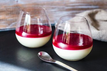 vaniljpannacotta med hallonspegel i glas