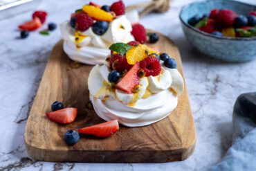 mini pavlova med vispa marcarponegrädde, lemon curd och färska bär