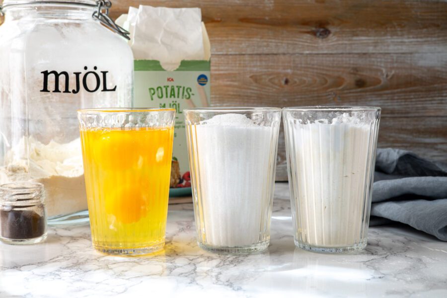 tre glas med ägg, socker och vetemjöl/potatismjöl till tårtbotten