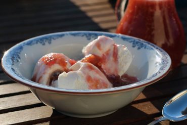 sås till glass med rabarber och ingefära