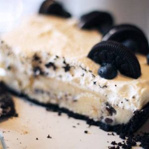 Krämig vaniljpaj med oreos och chocolate chip cookie dough