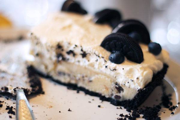 Krämig vaniljpaj med oreos och chocolate chip cookie dough