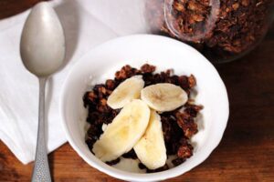 Egen granola med choklad, serverad med turkisk yoghurt och banan