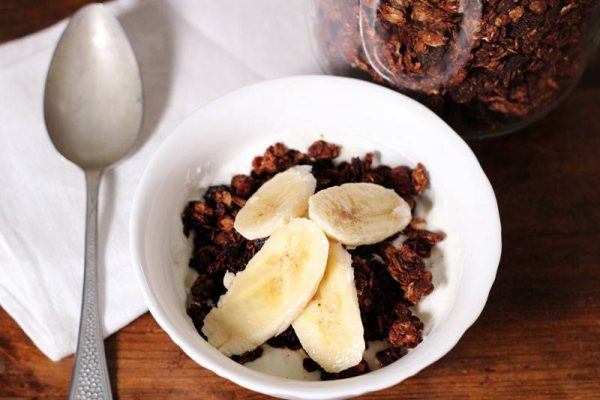 Egen granola med choklad, serverad med turkisk yoghurt och banan