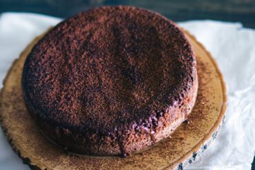 glutenfri chokladkaka på fat