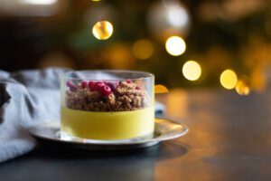 saffranspannacotta med pepparkakssmul och lingon i glas