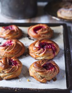 bullar med kardemumma och hallon