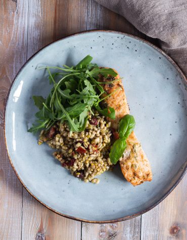 grynsallad med lax