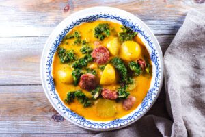 soppa med kabanoss-korv, potatis och grönkål