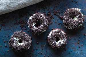 donuts toppade med krossade oreos