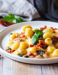 gnocchigryta med salsiccia, soltorkad tomat och spenat