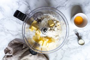 ingredienser till pajdeg i en matberedare