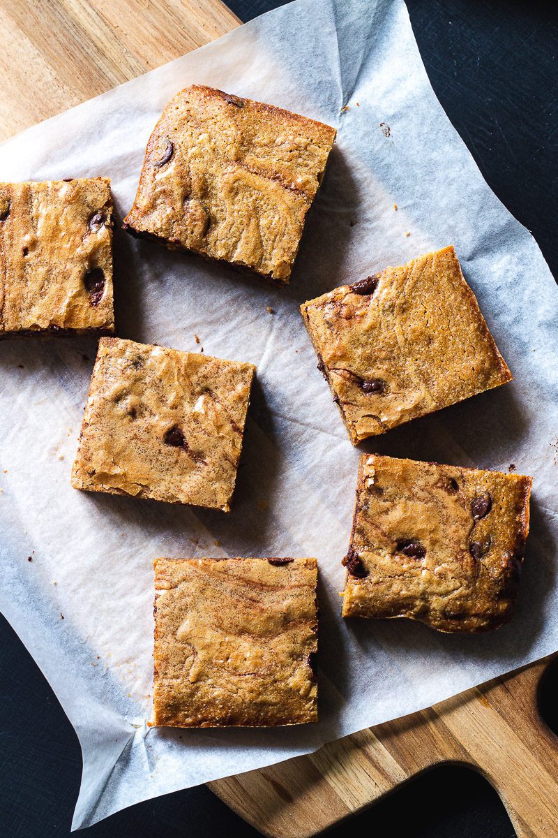 Blondies på skärbräda