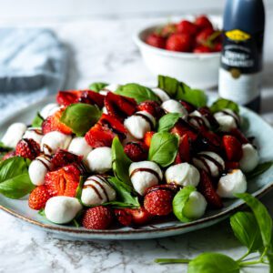 jordgubbar, mozzarella och basilika på fat