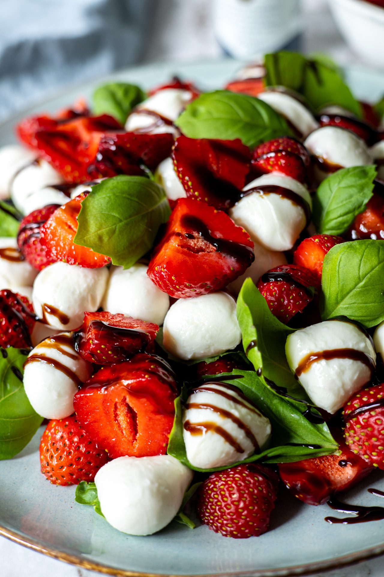 jorgubbar, mozzarella och basilika på fat