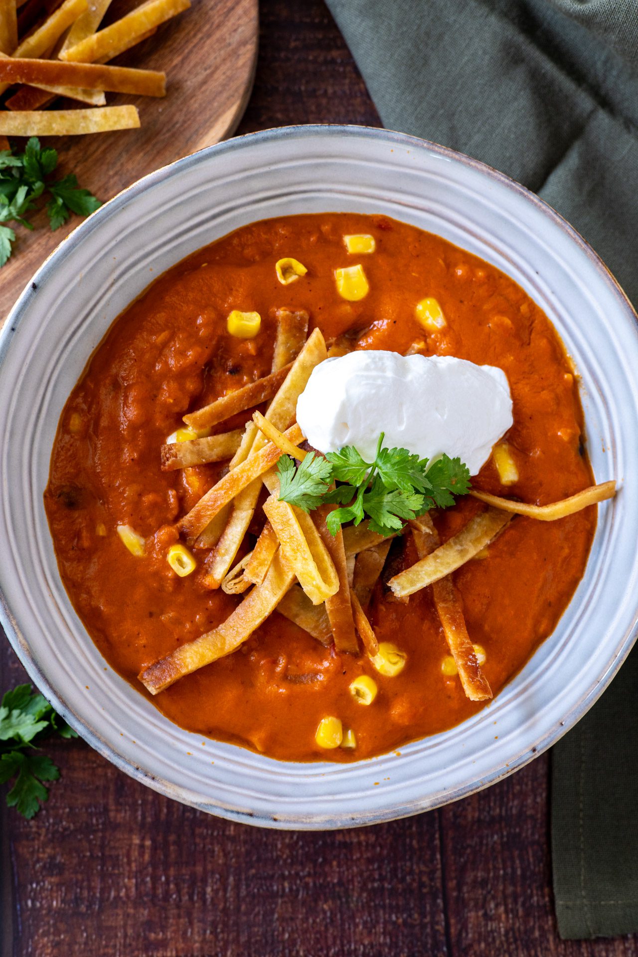 linssoppa i skål med tortillastrips och yoghurt