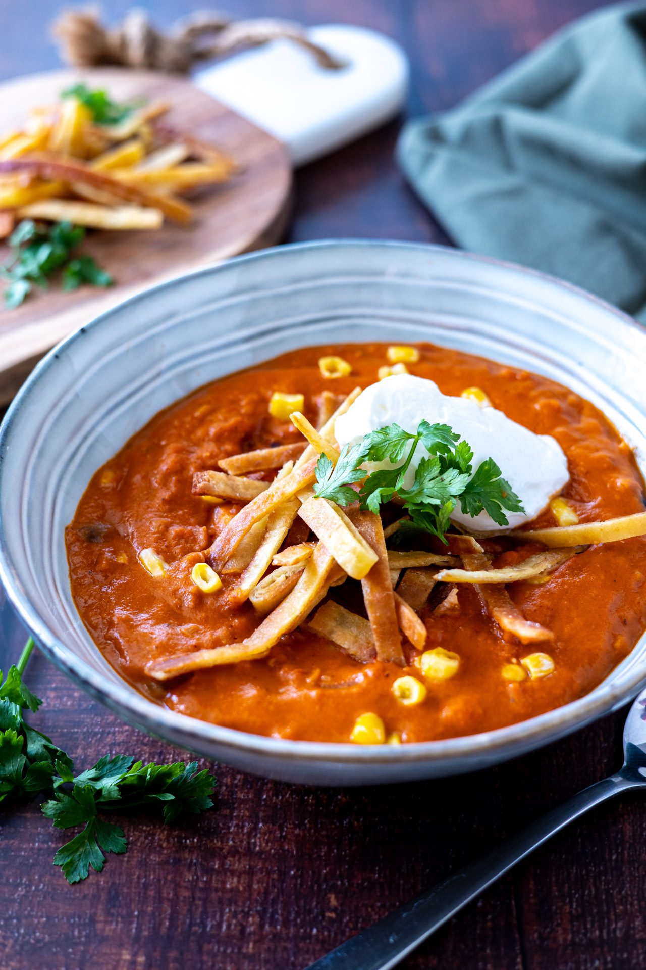 linssoppa i skål med stekta tortillastrips och yoghurt