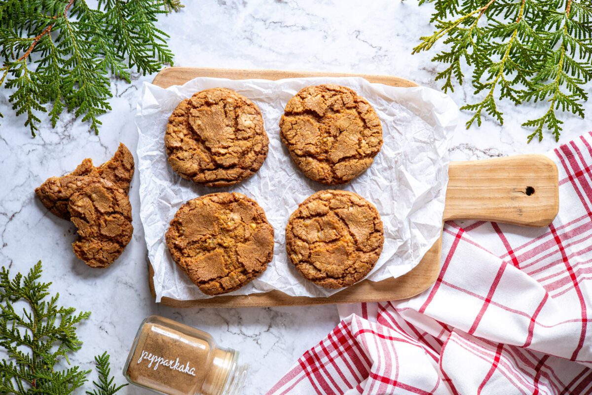 pepparkakscookies på träskärbräda