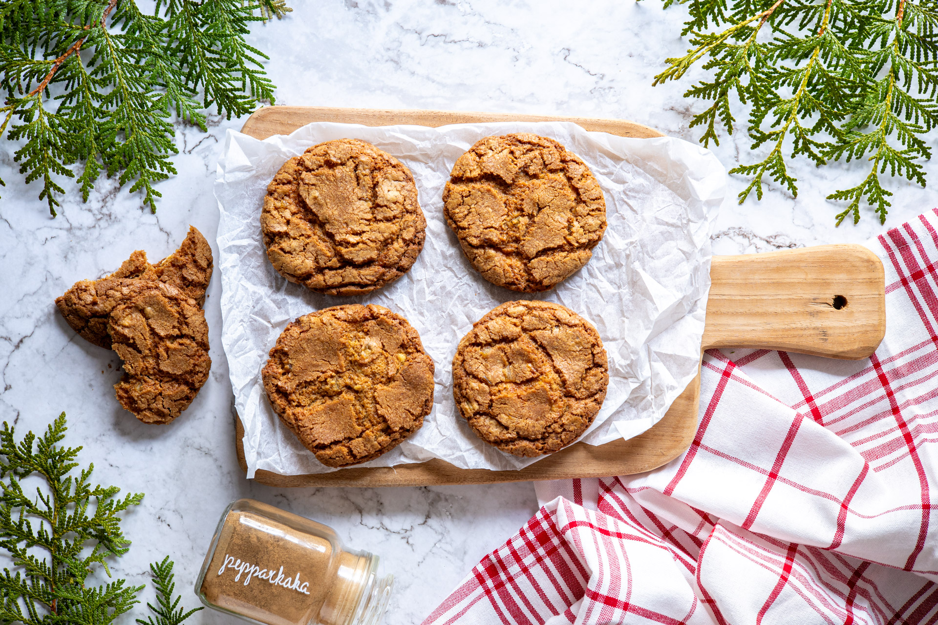 pepparkakscookies på träskärbräda