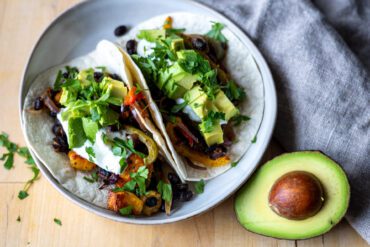 ugnsrostade grönsaker med svartabönor och halloumi i tortillas