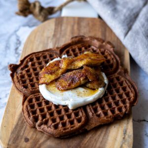 chokladvåffla med stektbanan på skärbräda