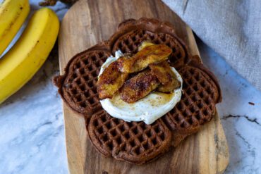 chokladvåffla med stekt banan på träskärbräda