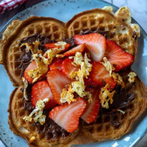 våffla med nutella, jordgubbar och halloumi-krisp på tallrik